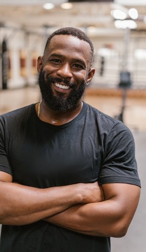 Entraîneur personnel souriant dans une salle de sport