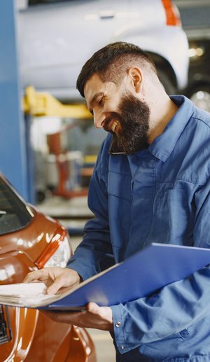 Technicien souriant dans un atelier de réparation
