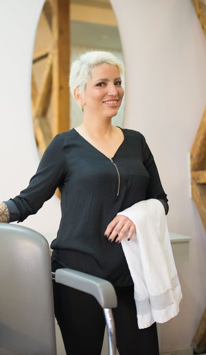 Coiffeuse souriante dans un salon de beauté