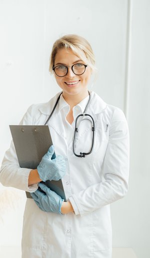 Médecin souriante avec un stéthoscope